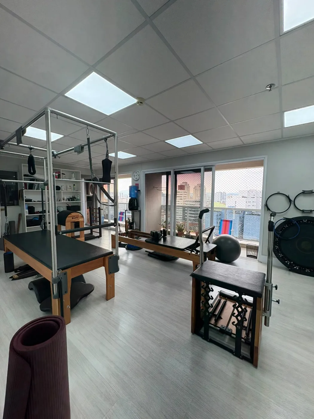 Cadillac, Reformer e Chair do studio Letys, com vista para a cidade
